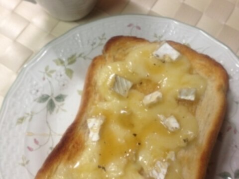 カマンベールチーズたっぷりの、贅沢なトースト！